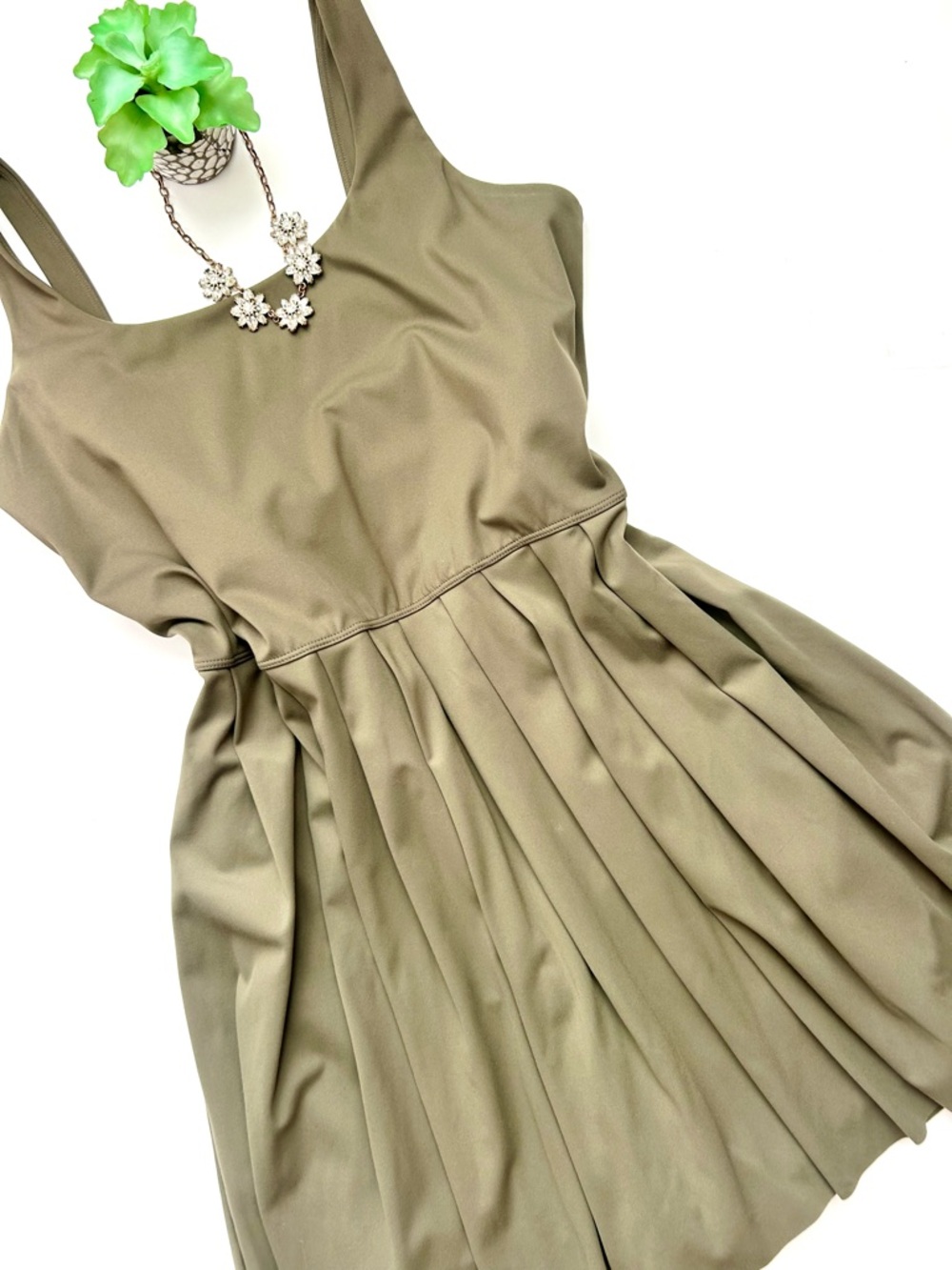 Z Supply Active Hot Shot Dress Grape Leaf Green Pleated Tennis Size Large - Picture 4 of 16